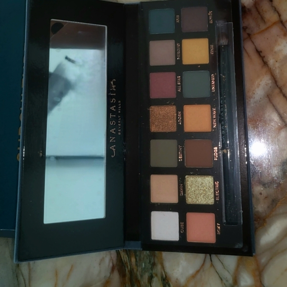 ABH subculture eyeshadow palette - Picture 3 of 5